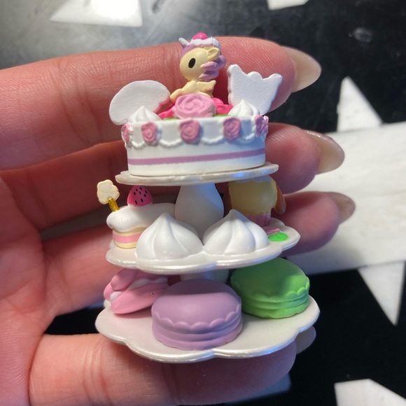 tokidoki x Kuromi & My Melody Garden Party GARDEN TEA CAKES *Chaser* - Picture 3 of 4